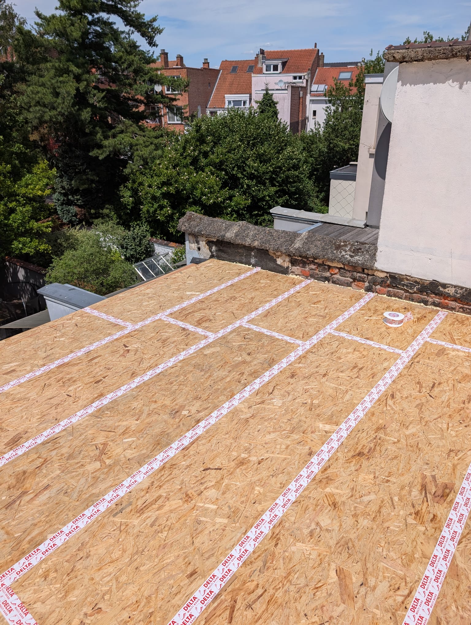 Joints de panneaux OSB pour une toiture plate parfaite